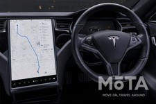 「テスラ モデルS」大型の17インチタッチスクリーン(センター)が備わるインテリア・インパネ回り
