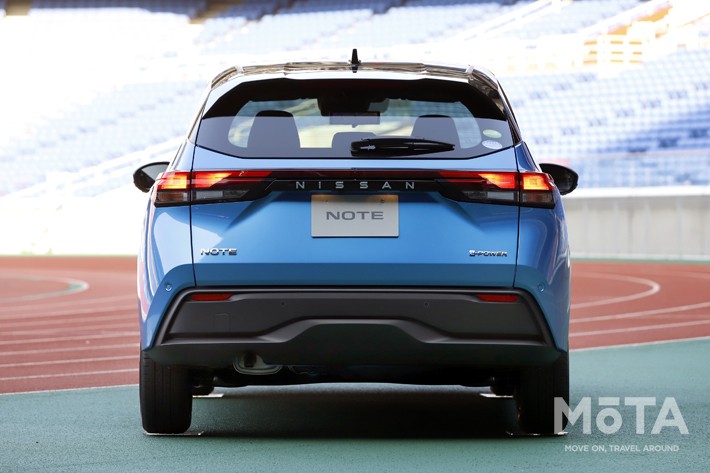 立体的な形状の左右テールランプを結ぶ横一文字のラインとNISSANの文字が、重たくなりがちなハッチバックゲートのリヤ形状をすっきり引き締めることに成功している