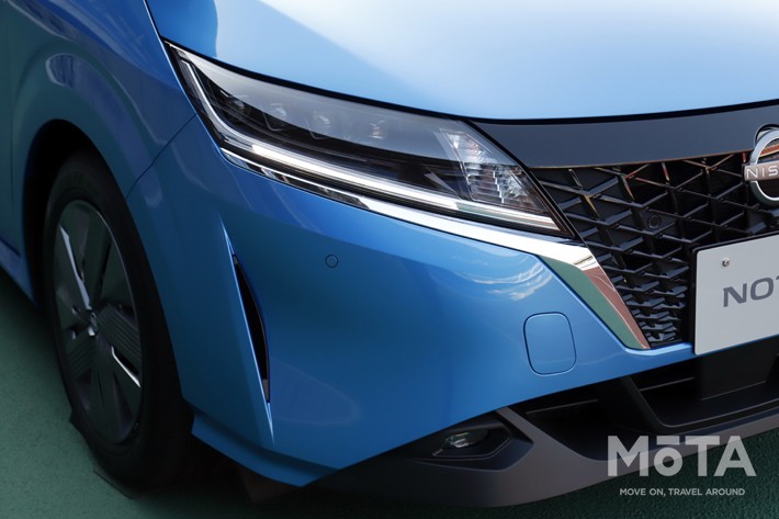 薄型のヘッドランプ形状とVモーショングリルのメッキを違和感なく融合させたことで見た目の質感も高く、ブラックの格子グリルとの組み合わせでさらにクール表情を際立たせる