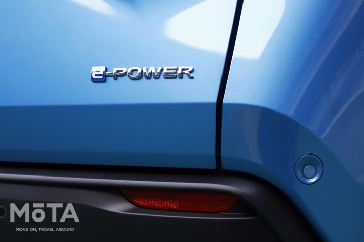 新型ノート e-POWERのエンジン(左), 新型ノートは全車がe-POWERモデル専用となっている