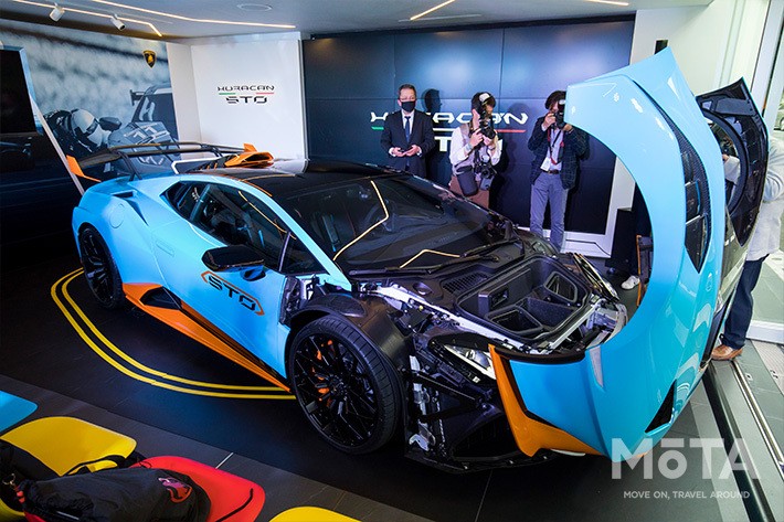 4100万円のランボは公道を走るレーシングカー ランボルギーニ ウラカン Stoが日本デビュー 業界先取り 業界ニュース 自動車ニュース22国産車から輸入車まで Mota 4100万円のランボは公道を走るレーシングカー ランボルギーニ ウラカン Stoが日本デビュー 業界先取り 業界ニュース 自動車ニュース22国産車から輸入車まで Mota