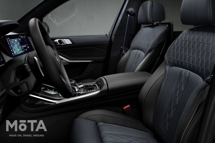 インテリアもナイト・ブルー/ブラックの2トーンで仕上げられた贅沢なフル・レザー・メリノ・シートだ