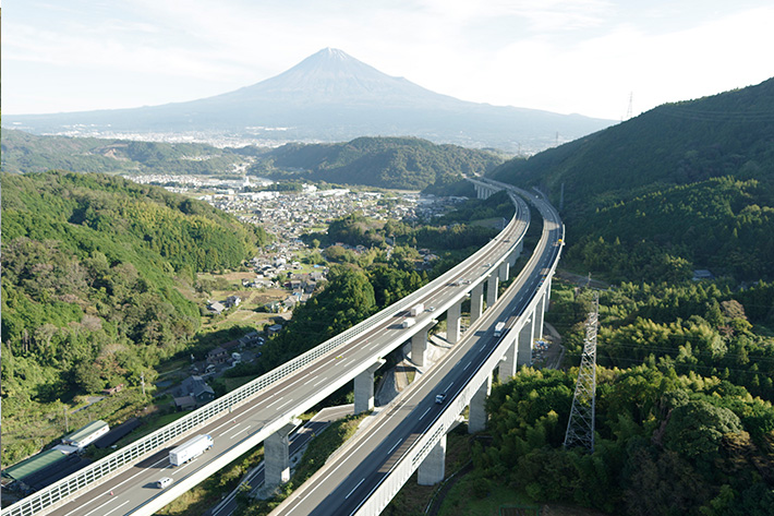 新東名6車線化完了で最高速度120km/hの本格運用開始！ 懸念点や注意点