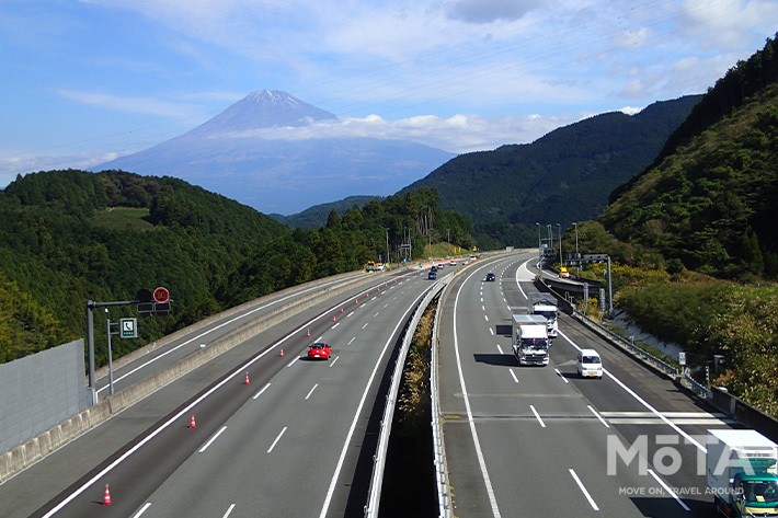 車線を区切るために用意されるのが車線境界線だ