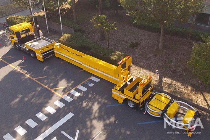 ▲作業中(全長23.4m)保護ビームは右側にあり、緩衝装置も展開