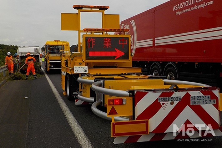 作業中という表示の手前の、銀色の輪の部分が緩衝装置だ