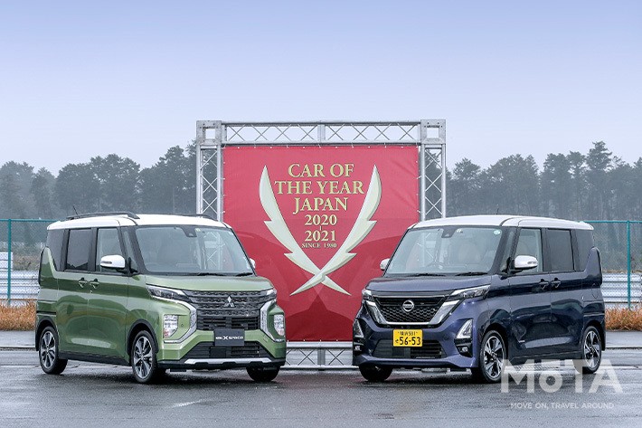 2020-2021 K CAR オブ・ザ・イヤー（日本カー・オブ・ザ・イヤー）を受賞した三菱 ｅKクロス スペース（左）と日産 ルークス（右）