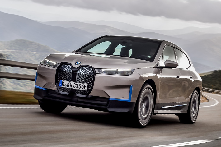 縦長キドニー グリルで迫力満点 Bmw最新evはド迫力フェイスの500馬力suvだ 業界先取り 業界ニュース 自動車ニュース22国産車から輸入車 まで Mota