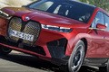 縦長キドニー・グリルで迫力満点！BMW最新EVはド迫力フェイスの500馬力SUVだ