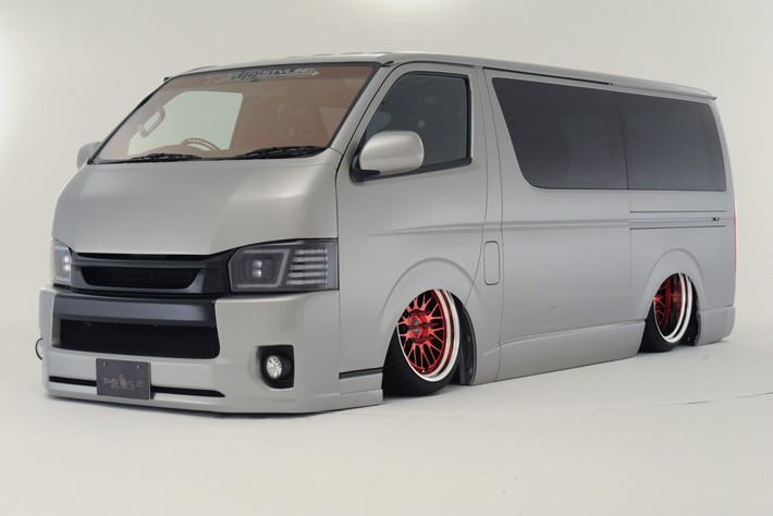 カジュアルに寛ぎの車中泊空間を楽しめるハイエースの新車コンプリート