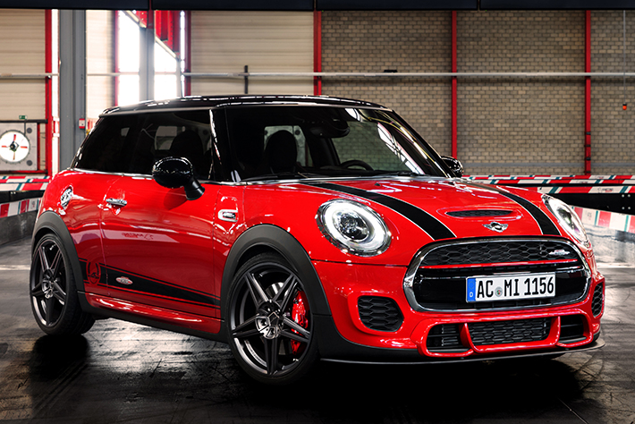 ミニのスポーツモデル クーパーs と ジョン クーパー ワークス Jcw の違いとは 贅沢モデルjcwの魅力に迫る 初心者必見 編集部が語る自動車購入ノウハウ Mota