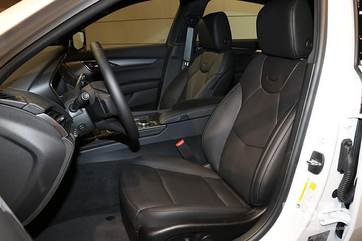 運転支援機能に連動し、シートクッション内のバイブレーション機能で警告を発するフロントシート