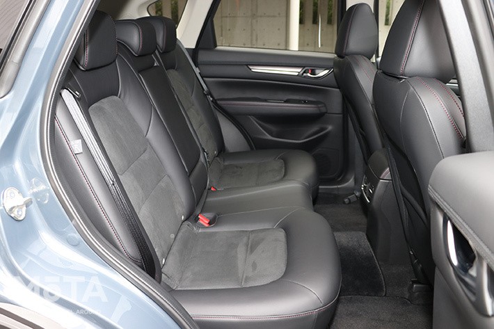 CX-5は2人以上の子育てファミリーには車外に出てからお世話しなければならないため不便