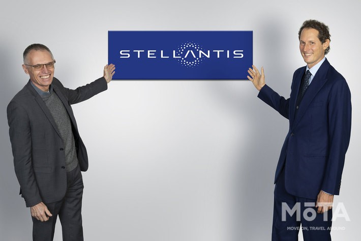 左がカルロス・タバレス CEO、右はフィアット創業者一族のジョン・エルカン 会長