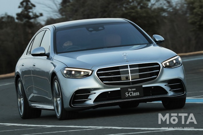 先代モデルとは異なり、既に発売中のEクラスと同じテイストのエクステリアデザインに。これまでFRモデルもラインアップしていたが、新型Sクラスは全車四輪駆動に