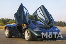 斜め上に向かって開く「ディヘドラル・ドア（バタフライドア）」を開けると、中央に位置する運転席と左右両方に設けられた助手席が目に飛び込んでくる。