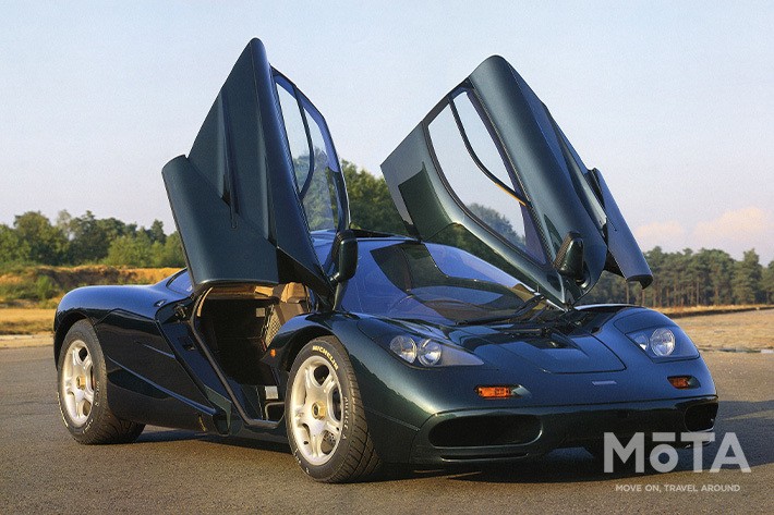 斜め上に向かって開く「ディヘドラル・ドア（バタフライドア）」を開けると、中央に位置する運転席と左右両方に設けられた助手席が目に飛び込んでくる。