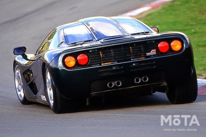 当時としては最先端であったカーボンモノコックシャシーを贅沢に使い、高い運動性能と快適性を兼ね備えた3人乗りスーパーマシンは、53万ポンド（当時のレートで約1億8000万円）という衝撃の価格で販売された。