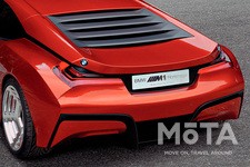 ただし、スリット状のリアルーバーやリアゲートのコーナーにBMWのエンブレムを配置するなど、M1（E26）の特徴的なポイントは押さえている。