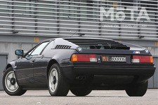 対して、元祖BMW M1（E26）のリアビューは、迫力はありつつも直線基調で、M1オマージュに比べれば控えめな印象だ。