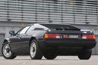 対して、元祖BMW M1（E26）のリアビューは、迫力はありつつも直線基調で、M1オマージュに比べれば控えめな印象だ。