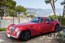 今回ピックアップするミツオカ ヒミコは、2018年から販売を開始した2代目。ベースのマツダ ロードスターがNC型からND型にモデルチェンジしたと同時にヒミコもモデルチェンジされた。ボディサイズは、全長4580mm全幅1740mm全高1235mmで、ベースであるND型ロードスターよりも665mm長く5mm幅広い。さらにホイールベース（前輪と後輪の距離）も、ND型ロードスターより600mm延長。ただボディを張り替えたのではなく、かなり手の込んだ改造が施されている。