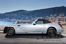 搭載されるエンジンやトランスミッションはベースのND型ロードスターに準じており、最高出力131PS、最大トルク150Nmを発生する1.5リッター直列4気筒エンジンを搭載。6速AT（オートマチックトランスミッション）か6速MT（マニュアルトランスミッション）を選択することができる。