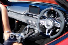 インテリアにはエクステリアほどのレトロ感は無い。しかし、ブラインド・スポット・モニタリング（BSM）、リア・クロス・トラフィック・アラート（RCTA）、車線逸脱警報システム（LDWS）といった安全装備が充実しているというメリットもある。