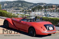 リアセクションにはメッキバンパーや丸型のリアコンビランプ、さらにヴィンテージカーの外付けバッグをモチーフとしたトランクリッドを装備。ベース車に比べリアオーバーハング（リアタイヤからリアバンパー後端までの距離）を15mm短くすることで、クラシックなスポーツカーのようだ。