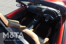 インテリアの造形はベースであるND型ロードスターそのものだが、ベース車には無いレザーシートやアルカンターラといった上質な素材を使用したメーカーオプションも用意。また、エクステリアと同じようにメッキパーツをアクセントとして加え、エレガントな室内空間を演出している。