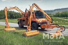 そんなウニモグは、装着されるアタッチメントによってさまざまな姿に変化するのが最大の特徴だ。一見奇怪な姿に見える草刈機仕様のウニモグ。複数のアタッチメントを装着することにより、ウニモグの「拡張性の高さ」を最大限に発揮する。