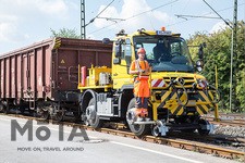 さらに、油圧昇降式の軌道走行用ガイドローラー（線路を走行するための車輪）を装着し、貨物を運搬するウニモグ。いわゆる軌陸車という状態だが、このアタッチメントを装着した状態で一般道も走行できる。