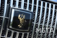 フロントグリル内、リアコンビランプのセンター、ホイールには、センチュリーの象徴である「金の鳳凰」が輝く。フロントの鳳凰エンブレムは、約1ヶ月半の時間をかけて工匠が丁寧に手で金型を彫り込み、翼のうねりや繊細な羽毛の表情を作り上げている。