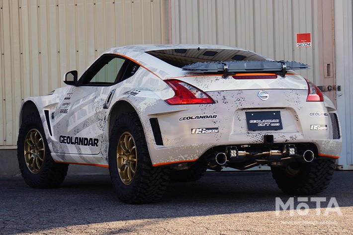 Z34型フェアレディZのルーフ形状は、開発陣の目標とするパリ・ダカール仕様のポルシェ 959に近いものを感じたという。ルーフ上部から後端にかけてなだらかに落ちるラインは流麗であり、まさにポルシェ 959のような上品さを感じる。