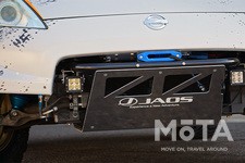 車体前部には悪路走行時のダメージを軽減するJAOS製のスキッドプレートを装着。白いボディカラーに良いアクセントになっており、車体が引き締まって見える。