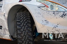 GEOLANDARを装着するために取り付けられた大型オーバーフェンダーはSUV独特の武骨さを持ち合わせていながらフラットな形状とし、フェアレディZのスタイリッシュなイメージを崩していない。