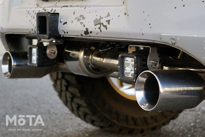 特徴的な2本出しマフラーは、HKSの最先端のサウンドコントロール技術を投入した「SUPER SOUND MASTER」を使用。また、悪路での視認性を良くするためのLEDフォグランプも前部と後部のそれぞれ2基ずつ装着する。