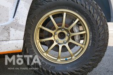 ベースであるZ34型フェアレディZのタイヤサイズは、フロント225/50R18、リア245/45R18であるのに対し、トレードマークのGEOLANDARはフロント255/75R17 LT、リアは33×12.50R17 LT とかなりのサイズアップ。さらに、サイドウォール部まで渡る野性的なブロックパターンがSUVならではの力強さを演出している。