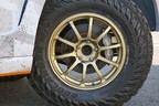 ベースであるZ34型フェアレディZのタイヤサイズは、フロント225/50R18、リア245/45R18であるのに対し、トレードマークのGEOLANDARはフロント255/75R17 LT、リアは33×12.50R17 LT とかなりのサイズアップ。さらに、サイドウォール部まで渡る野性的なブロックパターンがSUVならではの力強さを演出している。
