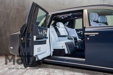 地上を走るプライベートジェットや、リビングとも称されるほど居住性の良さを追求した内装は、細部に至るまで気配りがなされている。シートの座り心地は言うまでもなく、手に触れる全ての部分の材質には微塵も安っぽさはない。また、天井には星空を再現することができるイルミネーションのオプションが用意され、オーナーの生まれた時の星空を再現することも可能。この上なく特別な空間が演出され、所有する喜びを心行くまで味わうことができる。