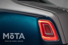 ロールス・ロイス ファントムと言えば、もう一つ特徴的なのが、魔法の絨毯とも称される滑らかな乗り心地だ。 ファントムVIIIに搭載されている電子制御のサスペンションは、ボディやホイールの加速度やハンドルの操作状況に合わせた調整のみならず、前方に配置されたカメラで先の路面状況を予測し減衰力を調整。路面の凸凹を吸収しつつ、無駄な揺れのないハンドリングを実現する。