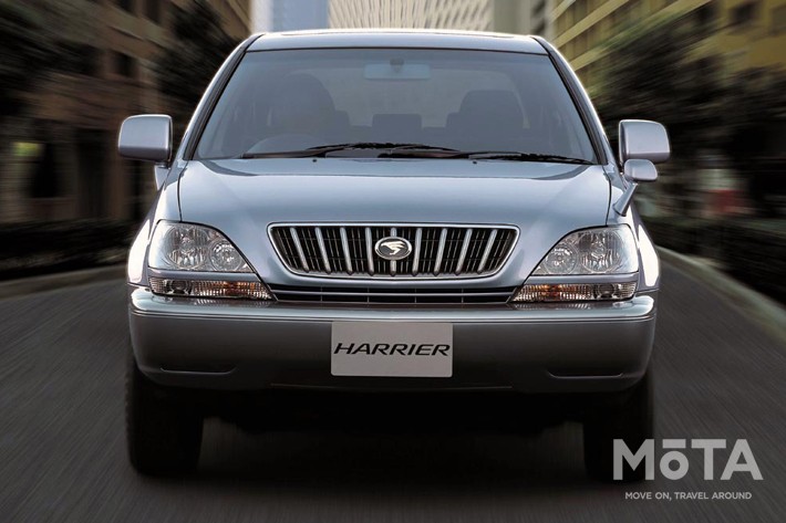 ランドクルーザーやハイラックスサーフといったオフロード色の強いモデルが多いなか、ハリアーのような都会的なSUVは非常に珍しかった