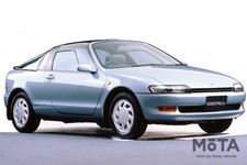 トヨタ セラの祖先は、1987年の第27回東京モーターショーで公開されたコンセプトカーのAXV-IIで、航空機のキャノピーを思わせる全面ガラス張りの「グラッシーキャビン」や跳ね上げ式のバタフライドアを採用。大きな話題になると共に、トヨタ内外から市販化を熱望する声が多かったことから市販化に向け開発がスタートする。 ベースとなったのは4代目スターレットで、1989年の第28回東京モーターショーで市販車バージョンのセラが披露され、1990年3月から販売を開始した。