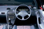 ガラス張りのキャビンは、ドライブではオープンカー並みの開放感を与えてくれる反面、外から車内が丸見え。そのため、インテリアのパーツはそのとんどが専用設計され、当時のコンパクトカーでは考えられないほど手の込んだ造りになっている。 エクステリア同様に、丸みを帯びたデザインのダッシュボードは、センターパネルからメーター部まで一体成型されたパネルを使用。それなりに製造コストが掛かる分、未来的でありながらシンプルにまとめられている。