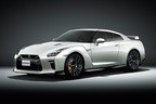 スカイラインの名を捨て、いわば“新生GT-R”として生まれ変わったR35GT-Rが登場したのは2007年で、誕生から14年近くたった2021年でも新車として販売されている。フルモデルチェンジをすることなく、これほどの長期間販売され続けているのは驚きだ。 普通であれば14年も前に設計されたスポーツカーは、時代遅れと言われてもおかしくない。しかし、GT-Rは毎年のように進化を続け、2021年の現在も日本を代表するスーパースポーツであり続けている。