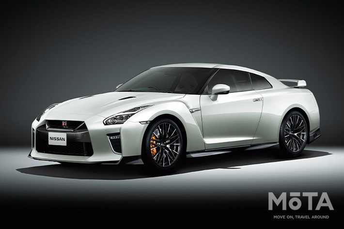 スカイラインの名を捨て、いわば“新生GT-R”として生まれ変わったR35GT-Rが登場したのは2007年で、誕生から14年近くたった2021年でも新車として販売されている。フルモデルチェンジをすることなく、これほどの長期間販売され続けているのは驚きだ。 普通であれば14年も前に設計されたスポーツカーは、時代遅れと言われてもおかしくない。しかし、GT-Rは毎年のように進化を続け、2021年の現在も日本を代表するスーパースポーツであり続けている。