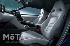 そして、コンポーネントをひとまとめにした「スタートエリア」、ステアリングから手を離さずセットアップスイッチの設定やパドルシフト操作ができる「ドライバー操作系エリア」、ドアミラーやセンターディスプレイの視認性に富んだ「視認・情報エリア」、そして、ドアハンドルやアームレストといったパッセンジャーのための高級感を演出した「助手席ホスピタリティエリア」という4つのエリアに分けることでドライバーの負担を軽減させ、快適な車内空間を実現させている。