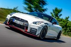 そしてGT-Rを語る上で忘れてはいけないのが、NISMOバージョンの存在だ。600PSにまで引き上げられた最高出力もさることながら、カーボンセラミックブレーキや専用空力パーツの採用。タイムアタックの聖地と言われる茨城県の筑波サーキットでは、市販車初の1分切りとなる59.361秒を記録した。