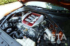 エンジンの最高出力は初期型の480PSから、最新のNISMOでは600馬力までアップ。フロントバンパーや内装など目に見える大幅な改良以外にも、2017年の改良でCピラー（最後部の柱）の折り目を無くして空力性能を向上させるなど、とにかく重箱の隅をつつくような改良を積み重ねている。