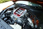 エンジンの最高出力は初期型の480PSから、最新のNISMOでは600馬力までアップ。フロントバンパーや内装など目に見える大幅な改良以外にも、2017年の改良でCピラー（最後部の柱）の折り目を無くして空力性能を向上させるなど、とにかく重箱の隅をつつくような改良を積み重ねている。